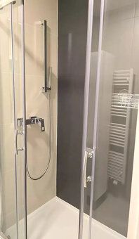 Nabízíme k pronájmu byt atypický a velmi světlý byt 2+kk+gal