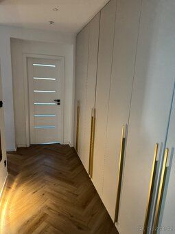 Nabízíme k prodeji prostorný a světlý byt o dispozici 4+1 92