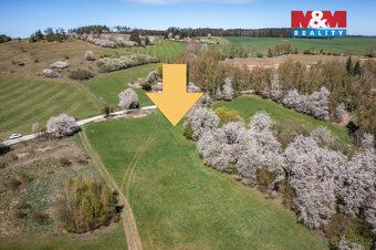 Nabízíme k prodeji pozemek o rozloze 1 877 m² v klidné obci 