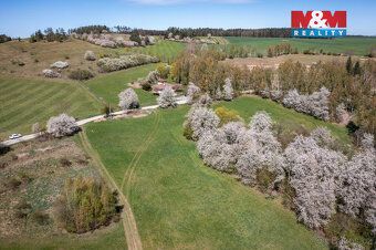 Nabízíme k prodeji pozemek o rozloze 1 877 m² v klidné obci 