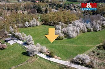 Nabízíme k prodeji pozemek o rozloze 1 877 m² v klidné obci 