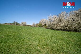 Nabízíme k prodeji pozemek o rozloze 1 877 m² v klidné obci 