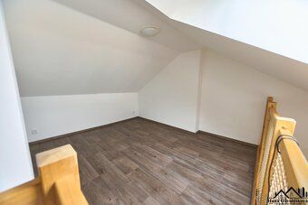 Nabízíme k pronájmu moderní a světlý mezonetový byt o dispoz