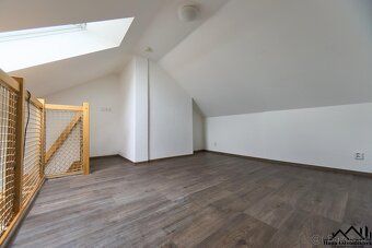 Nabízíme k pronájmu moderní a světlý mezonetový byt o dispoz