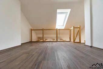 Nabízíme k pronájmu moderní a světlý mezonetový byt o dispoz