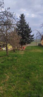 Nabízíme k prodeji stavební pozemek na řadový RD v obci Vini