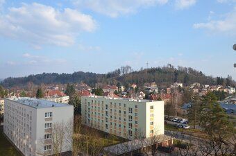 Nabízíme k prodeji světlý byt o dispozici 2+1 s lodžií, po p