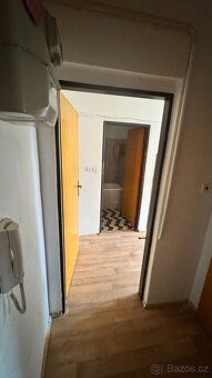 Nabízíme k prodeji cihlový byt 1+1 před rekonstrukcí, možnos
