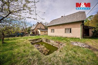 Na úplném konci ulice, přímo se vstupem do lesa, se nachází 