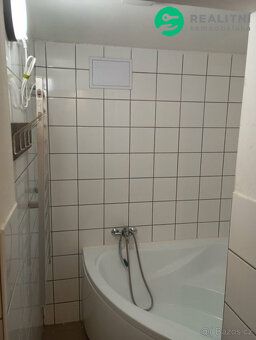 Pronájem bytu v prvním poschodí ve starším rekonstruovaném c