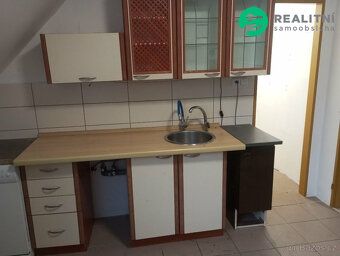 Pronájem bytu v prvním poschodí ve starším rekonstruovaném c