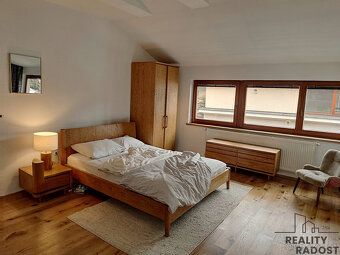 Nabízíme k pronájmu prostorný byt 3+1 s lodžií o velikosti 1