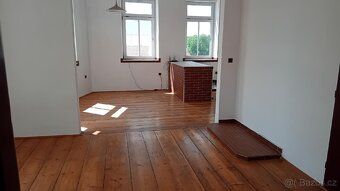 Zastavěná plocha 231 m2, nezast.25 m2. V přízemí předsíň do 