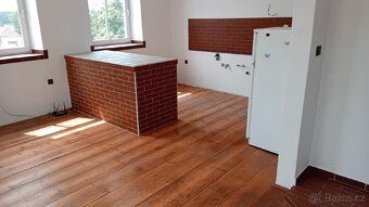 Zastavěná plocha 231 m2, nezast.25 m2. V přízemí předsíň do 