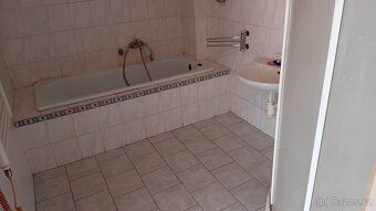 Zastavěná plocha 231 m2, nezast.25 m2. V přízemí předsíň do 