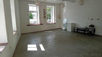 Zastavěná plocha 231 m2, nezast.25 m2. V přízemí předsíň do 