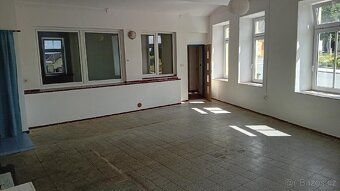 Zastavěná plocha 231 m2, nezast.25 m2. V přízemí předsíň do 