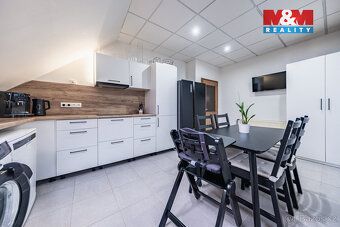 Nabízíme k prodeji ojedinělý komplex prostorného rodinného d