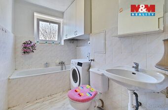 Pronájem světlého bytu 2+1 o výměře 48 m² v klidné části Bíl