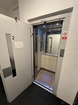 Nezařízená kancelář k pronájmu o celkové rozloze 28 m2 se na