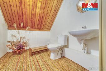 Nabízíme k prodeji prostorný rodinný dům o dispozici 7+1 a u