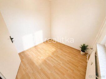Nabízíme k prodeji prostorný družstevní byt o dispozici 4+1 