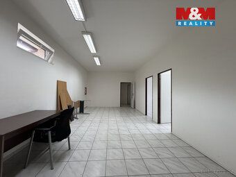 Nabízíme vám prostorný nezařízený kancelářský prostor k pron