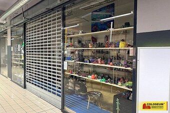 Ev.č. 5429B015 K pronájmu nabízíme obchodní prostory o celko