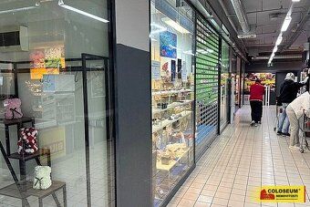 Ev.č. 5429B015 K pronájmu nabízíme obchodní prostory o celko