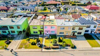 Ev.č. MZ26025 Řadový rodinný dům o dispozici 4+kk s garáží a