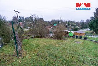 Nabízíme k prodeji dřevěnou chatu s terasou v klidné části o