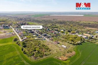 V malebné obci Hrušovany u Chomutova Vám nabízíme ke koupi p