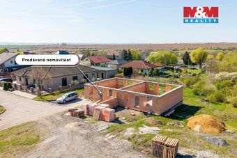 V malebné obci Hrušovany u Chomutova Vám nabízíme ke koupi p
