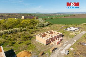 V malebné obci Hrušovany u Chomutova Vám nabízíme ke koupi p