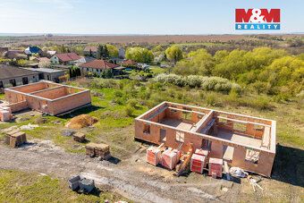 V malebné obci Hrušovany u Chomutova Vám nabízíme ke koupi p