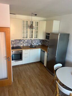 Nabízím k pronájmu moderní a útulný byt o dispozici 2+kk a v