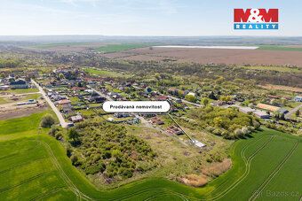 V malebné obci Hrušovany u Chomutova Vám nabízíme ke koupi p