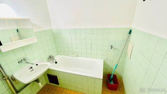 Nabízíme k pronájmu prostorný byt o dispozici 2+1 a celkové 