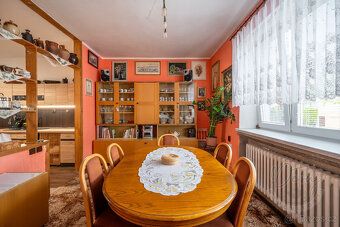 Nabízíme k prodeji prostorný rodinný dům o dispozici 7+1 v o