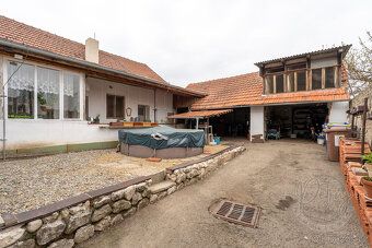 Nabízíme k prodeji prostorný rodinný dům o dispozici 7+1 v o