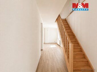 Nabízíme k prodeji samostatně stojící rodinný dům po komplet