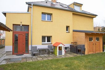 Obývací pokoj 35m2 s plně vybavenou kuchyňskou linkou s kera