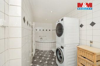 Nabízíme k prodeji prostorný rodinný dům 5+1 s pozemky a vel