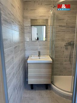 Nabízíme k pronájmu prostorný byt 3+1 o velikosti 72 m² v kl
