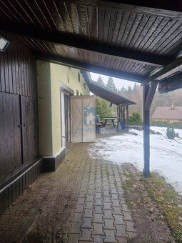 Nabízíme k prodeji prostorný rodinný dům na polosamotě v čás