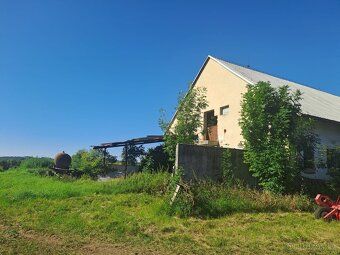 Prodej zemědělské usedlosti s několika budovami a pozemkem o