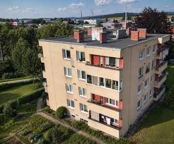 Nabízíme k prodeji prostorný a velmi světlý byt o dispozici 