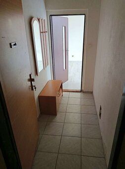 Nabízíme k dlouhodobému pronájmu byt v 1.patře řadového domu