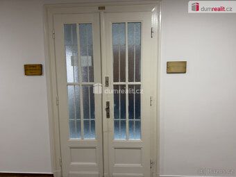 + poplatky. , pronájem kanceláře 17m², která se nachází ve č