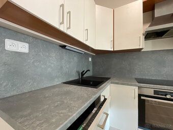 Pronájem bezbariérového bytu 2+kk se zasklenou lodžií, šatno